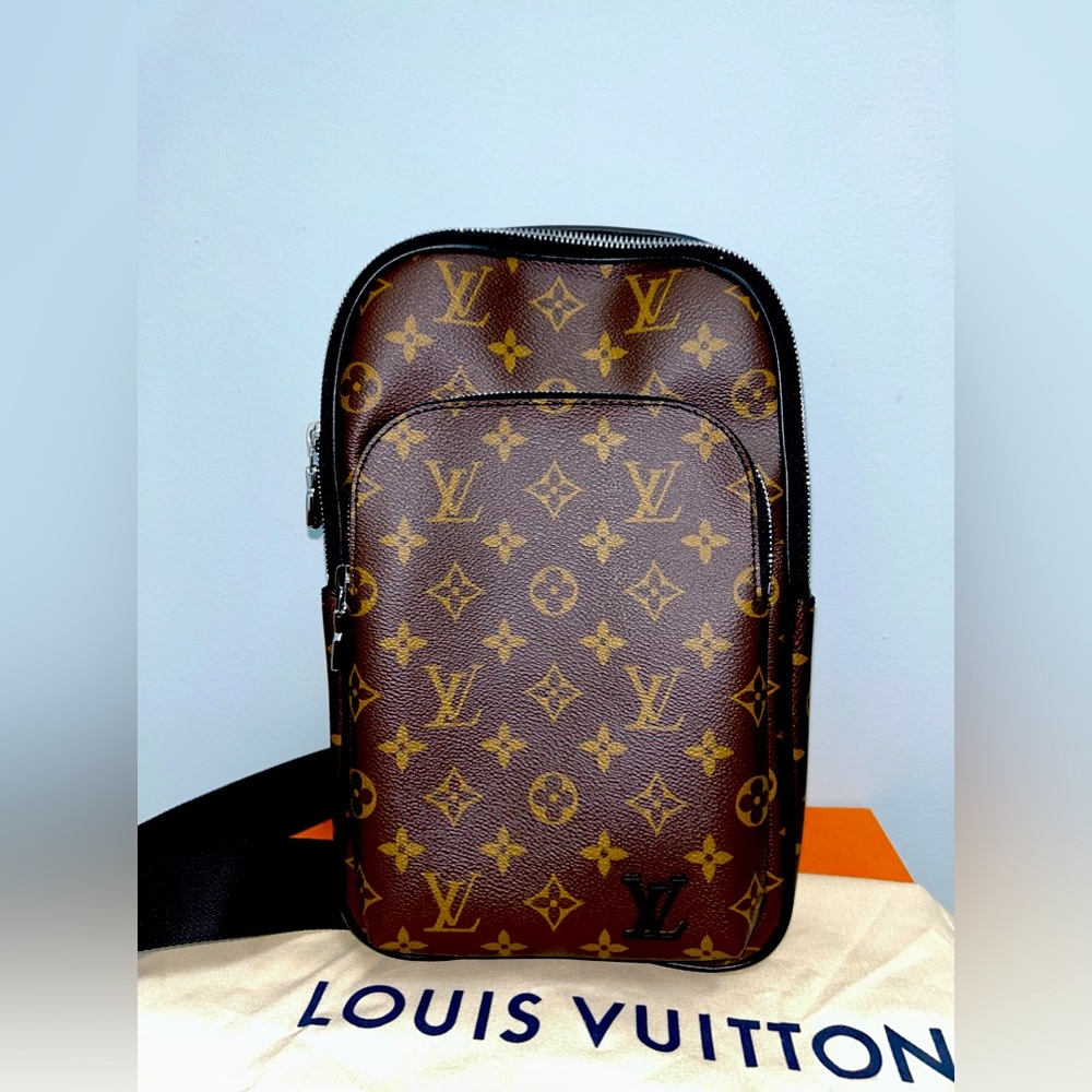 Brand New!! NEVER worn. Crossbody Men’s Slingbag.